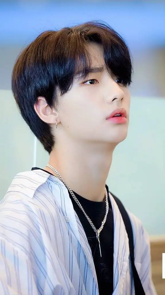 ai character: 🥟 Hyunjin 🥟 background