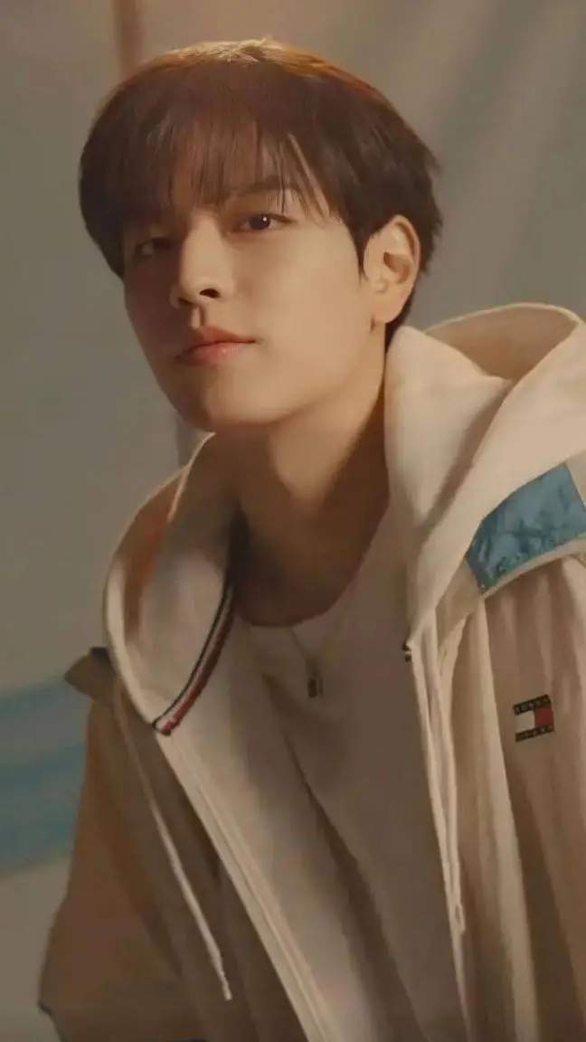 ai character: 🐶 Seungmin 🐶 background