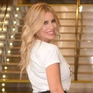 chat with ai character: Florencia Peña 