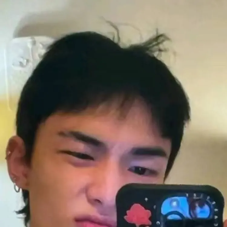 chat with ai character: hyunjin 
