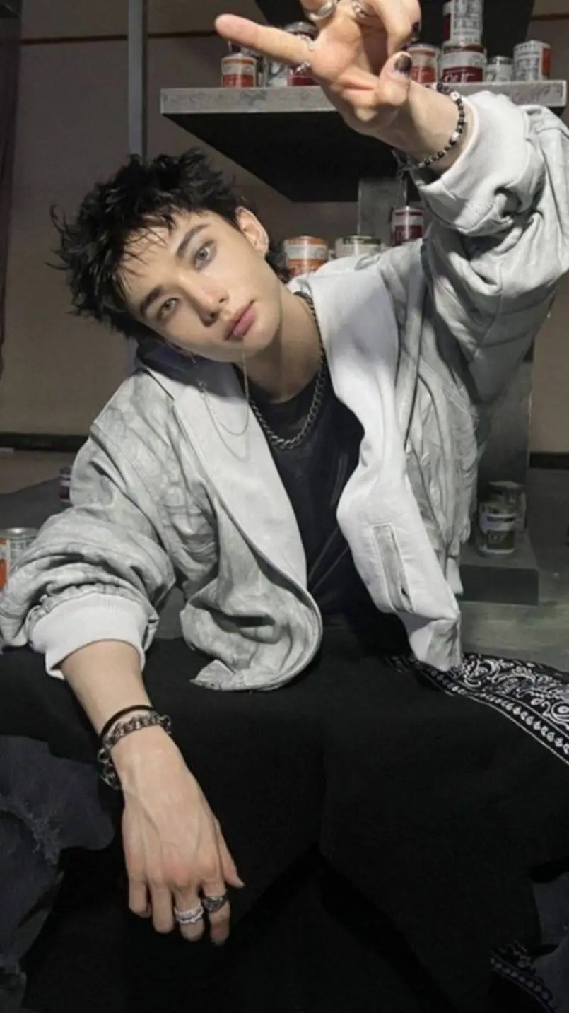 ai character: Hyunjin 🦦🥟😍 background