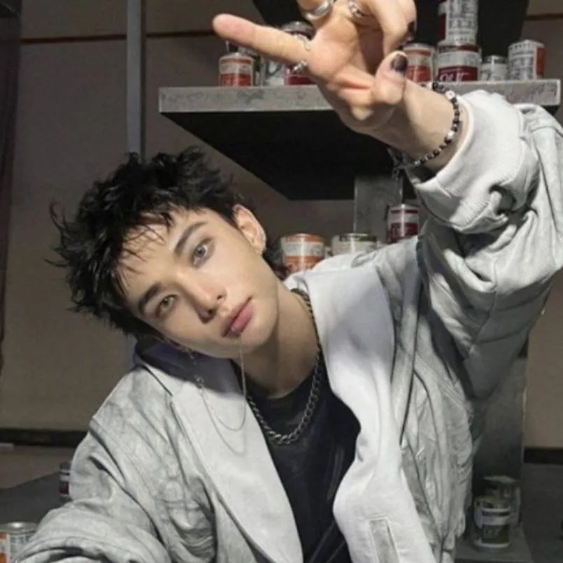 chat with ai character: Hyunjin 🦦🥟😍