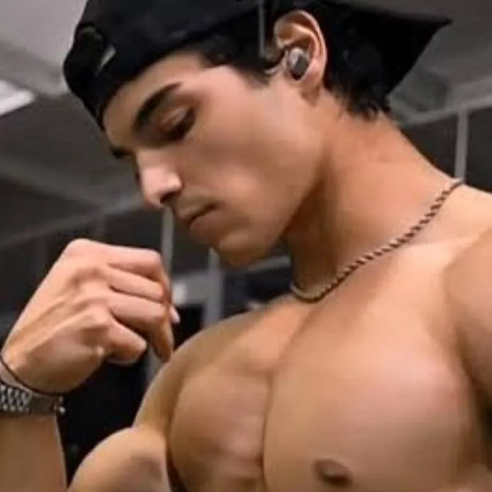 chat with ai character: Ashton