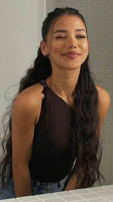 ai character: Sophie  background