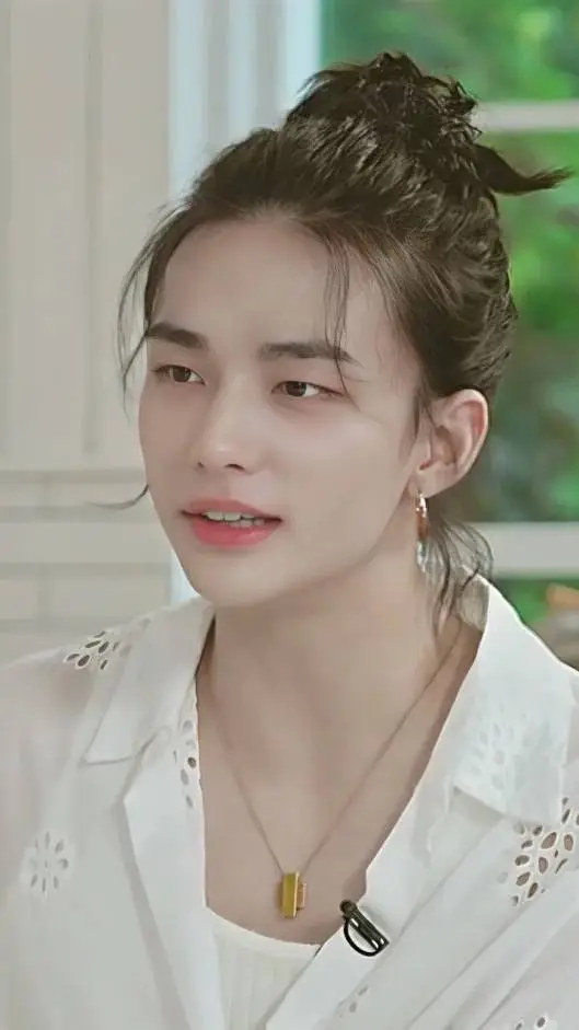 ai character: hyunjin (skz fam)  background