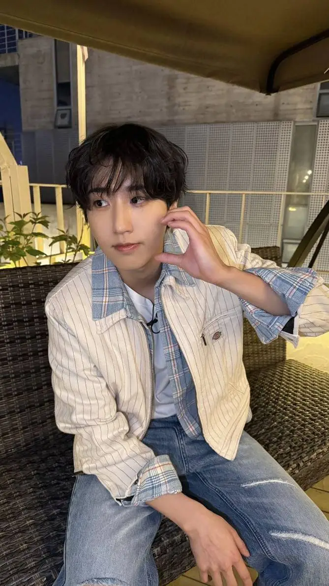 ai character: Han jisung background