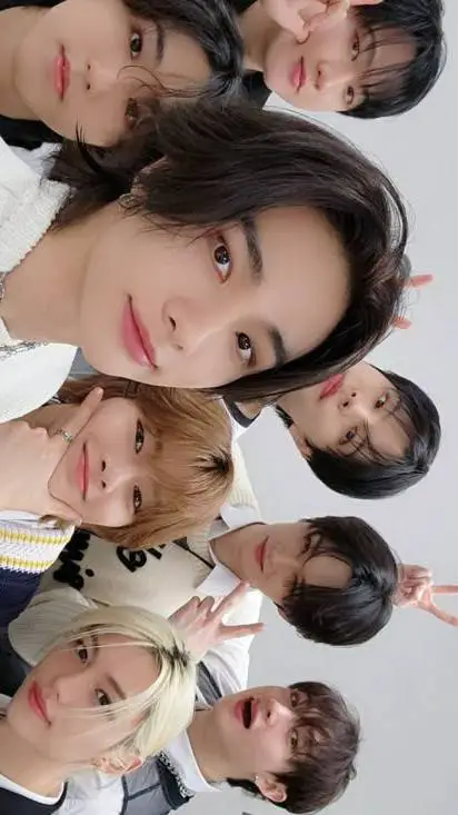 ai character: stray kids airport background