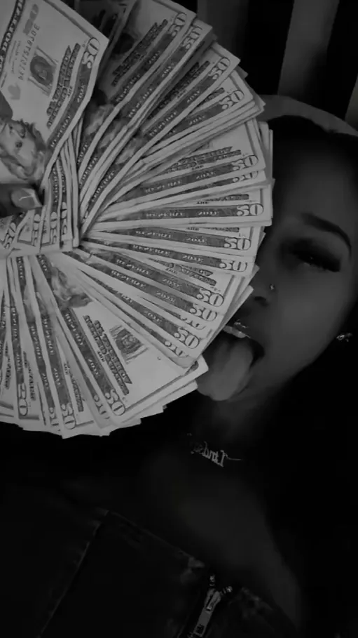 ai character: Zaza👸🏾🧜🏾‍♀️ background