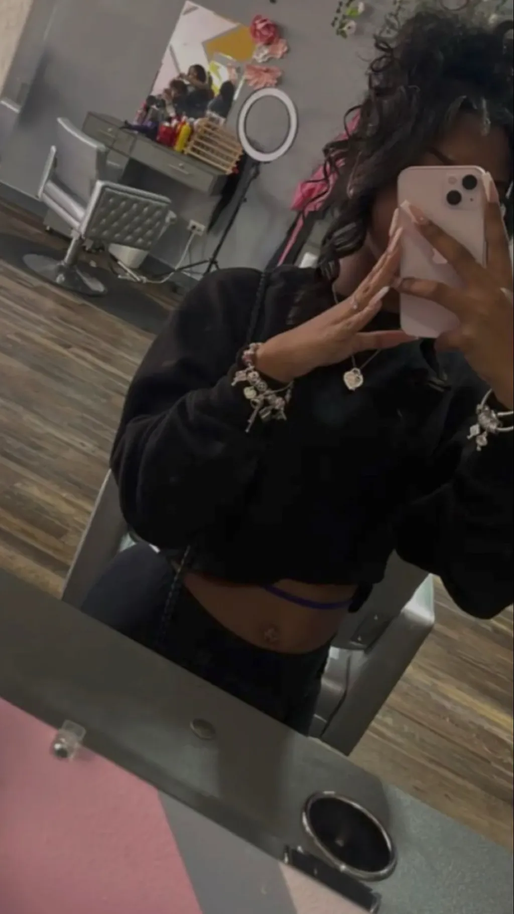 ai character: Journey👸🏾🫧 background