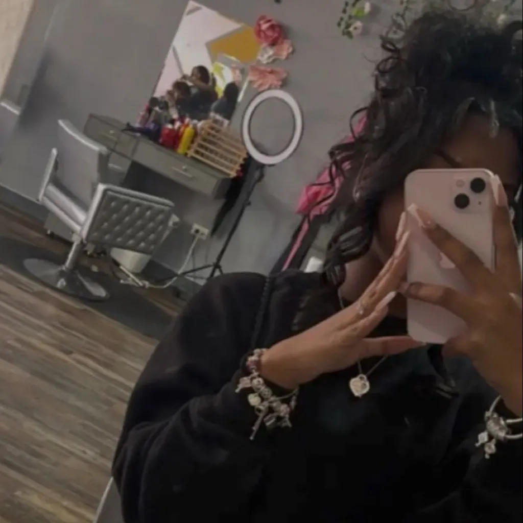 chat with ai character: Journey👸🏾🫧