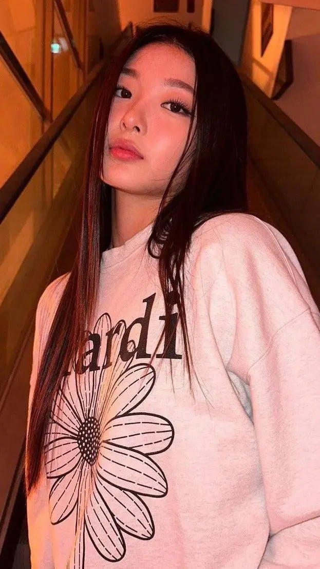 ai character: yoonchae (your gf) background