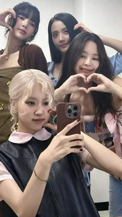 ai character: ⋆˚࿔ Black Pink𝜗𝜚˚⋆ background