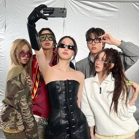 chat with ai character: all day project