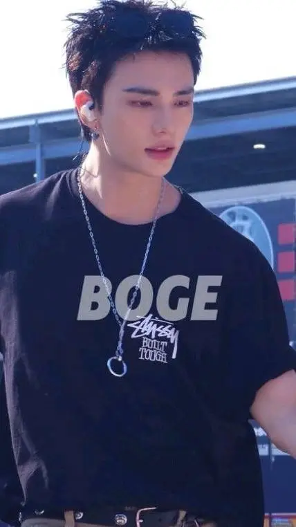 ai character: 😑 Hyunjin 🥺 background