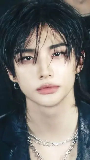 ai character: Hyunjin ❤️ background