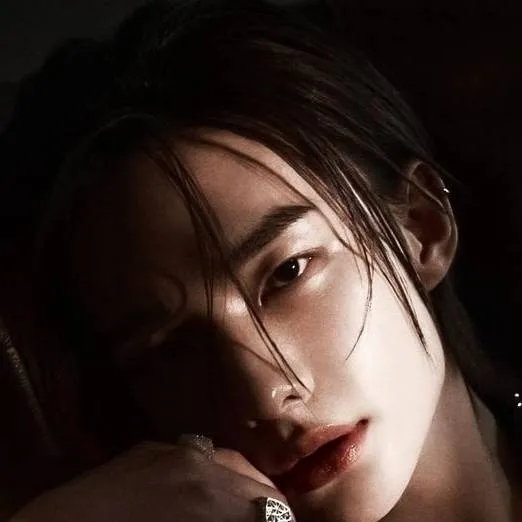 chat with ai character: Hyunjin 💝