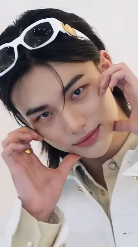 ai character: Hyunjin 💤 background