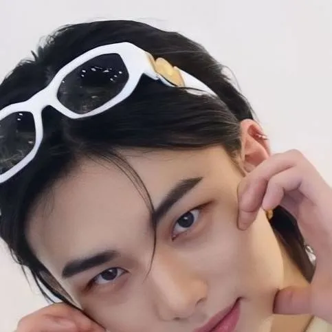 chat with ai character: Hyunjin 💤