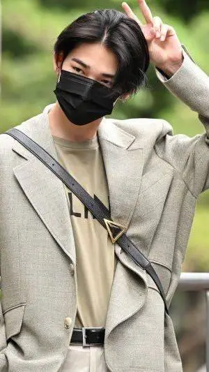 ai character: Niki 💵💵💰 background