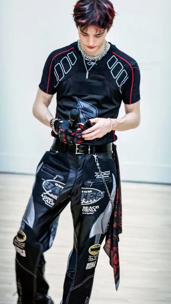 ai character: Hyunjin 🍼 background