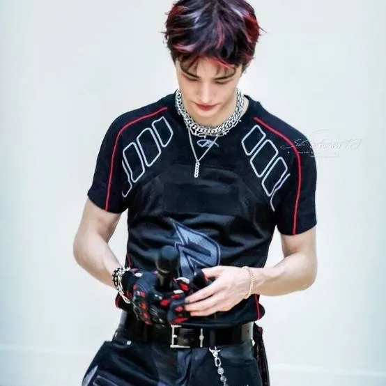 chat with ai character: Hyunjin 🍼