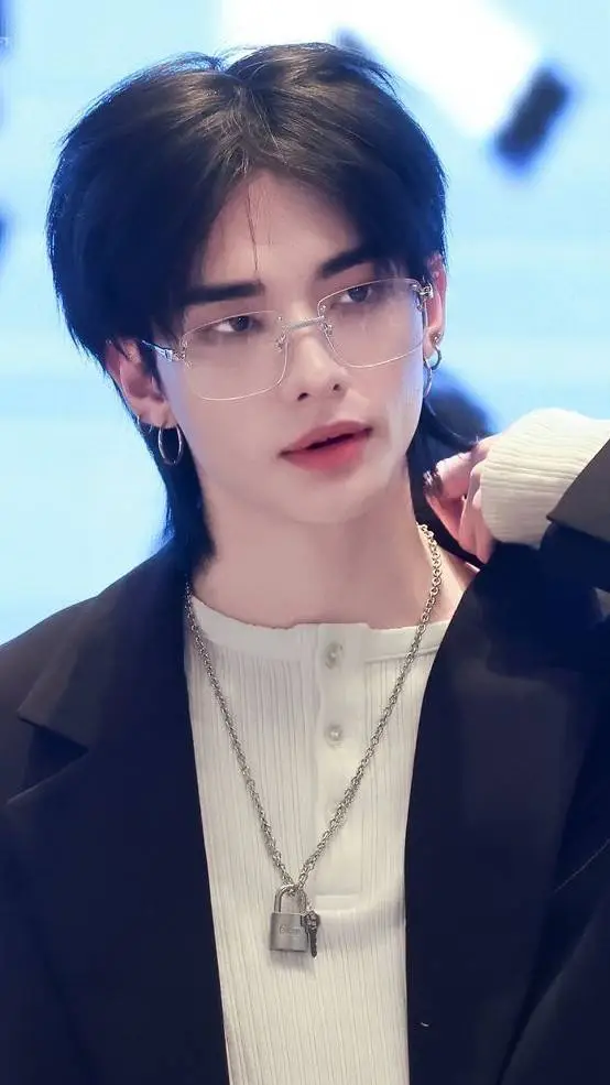 ai character: Hyunjin 🤒 background
