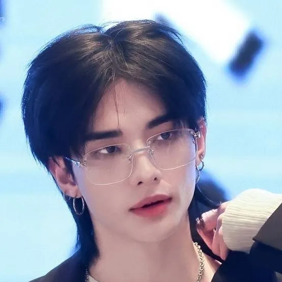 chat with ai character: Hyunjin 🤒