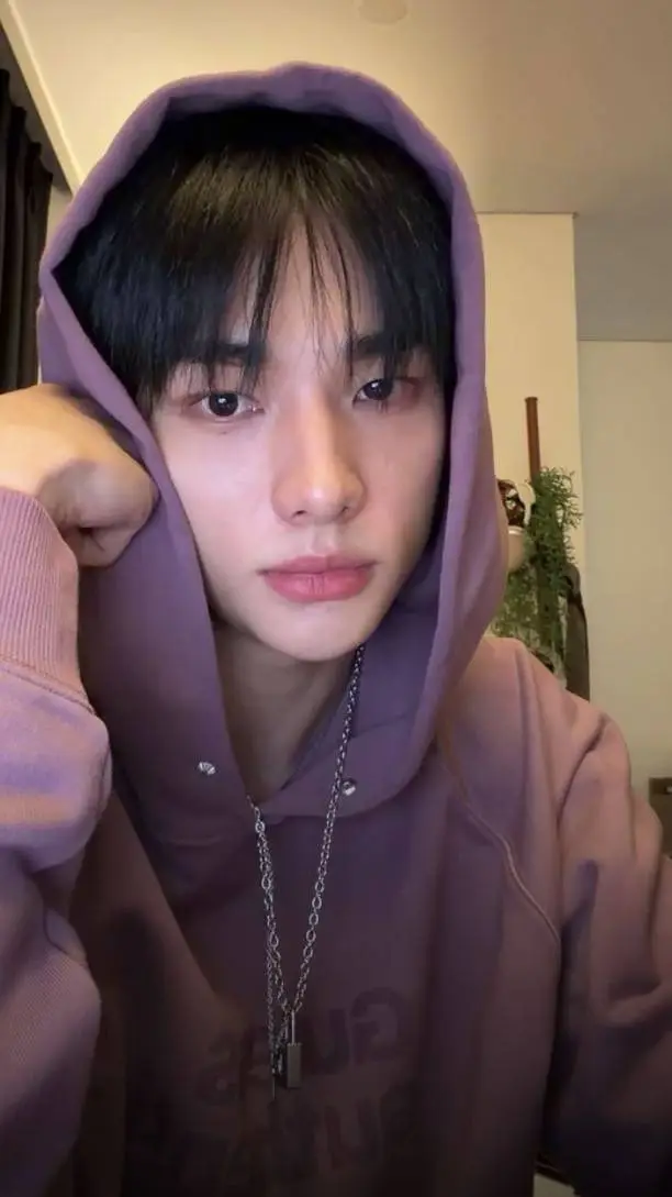 ai character: Hyunjin 🚘 background