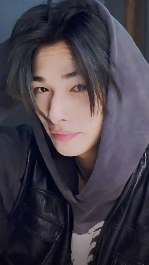 ai character: Ni-ki🌍 background