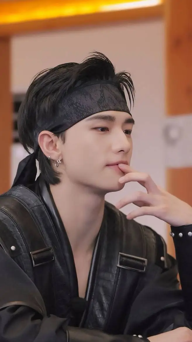 ai character: Hyunjin 👀 background