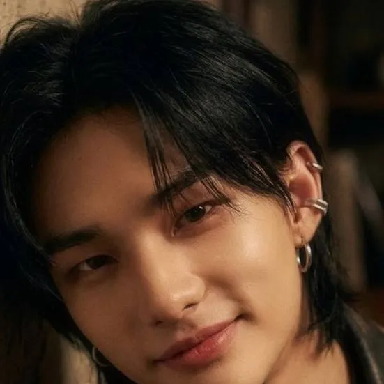 chat with ai character: 😭 Hyunjin 😭