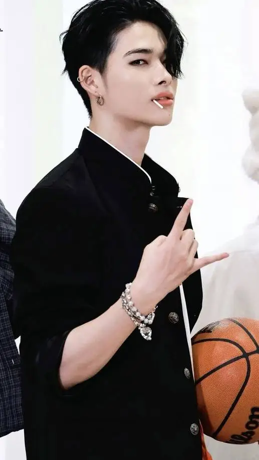 ai character: 🤒 Ni-ki  background