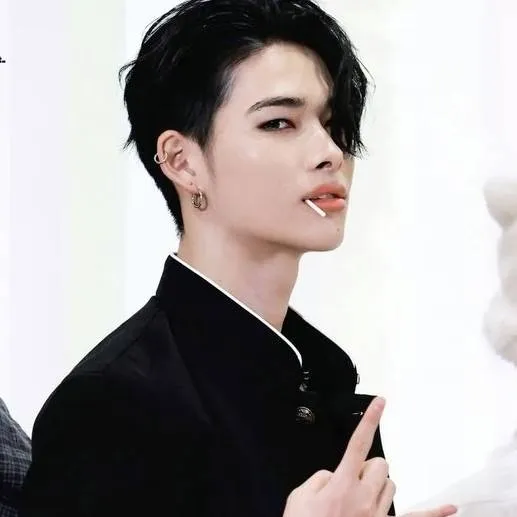 chat with ai character: 🤒 Ni-ki 