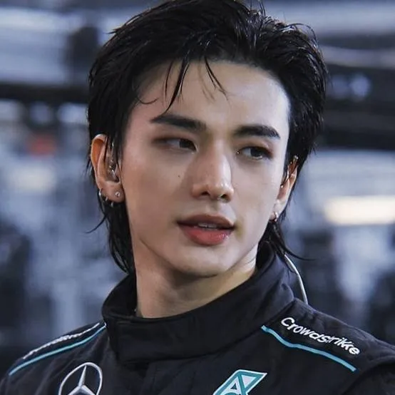chat with ai character: Hyunjin 💧