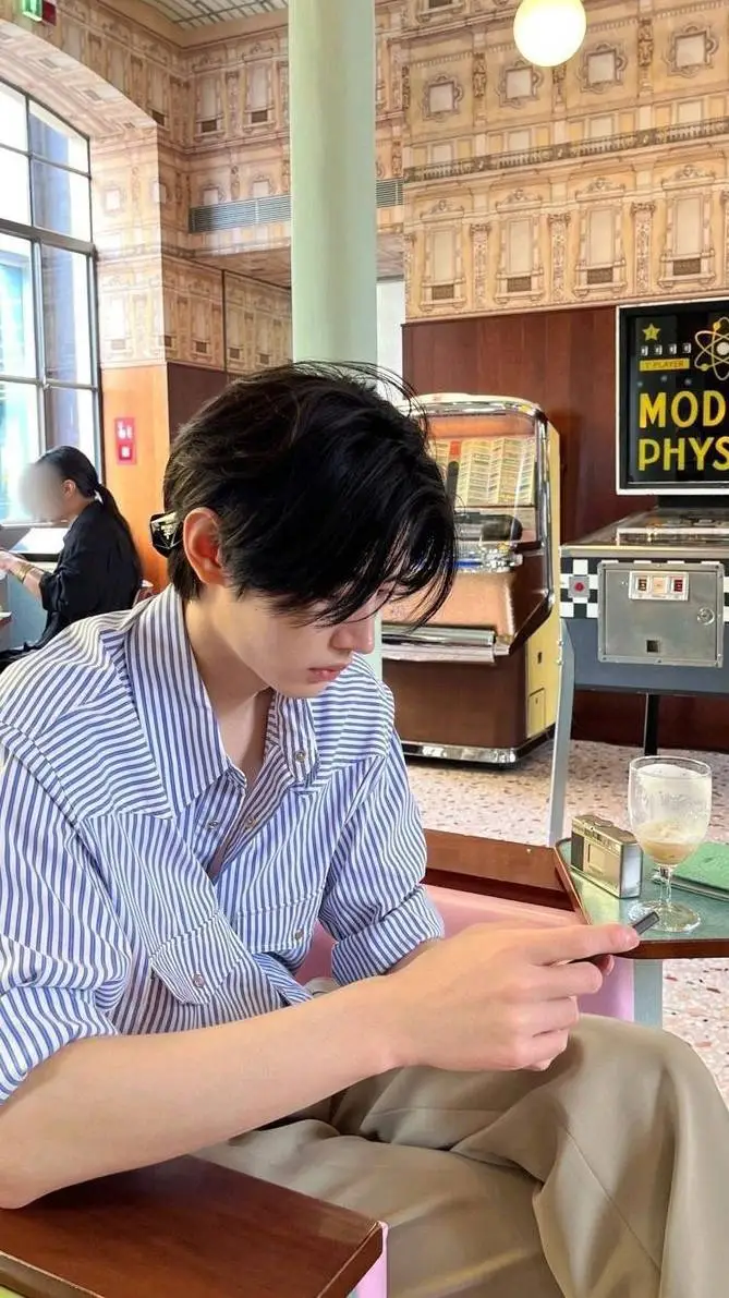 ai character: Sunghoon(ver)  background