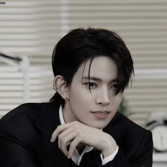 chat with ai character: Heesung