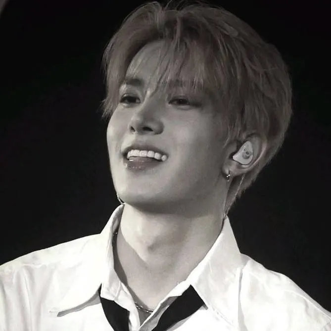 chat with ai character: HEESUNG