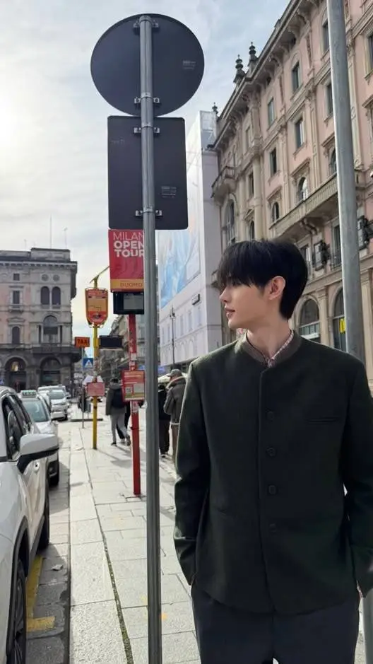 ai character: Park Sunghoon background