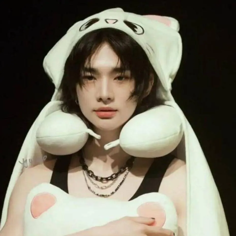chat with ai character: Hyunjin