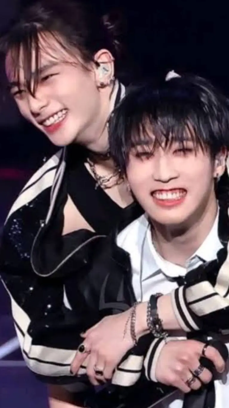 ai character: ✦HYUNJIN✦ + ✮HAN✮ background