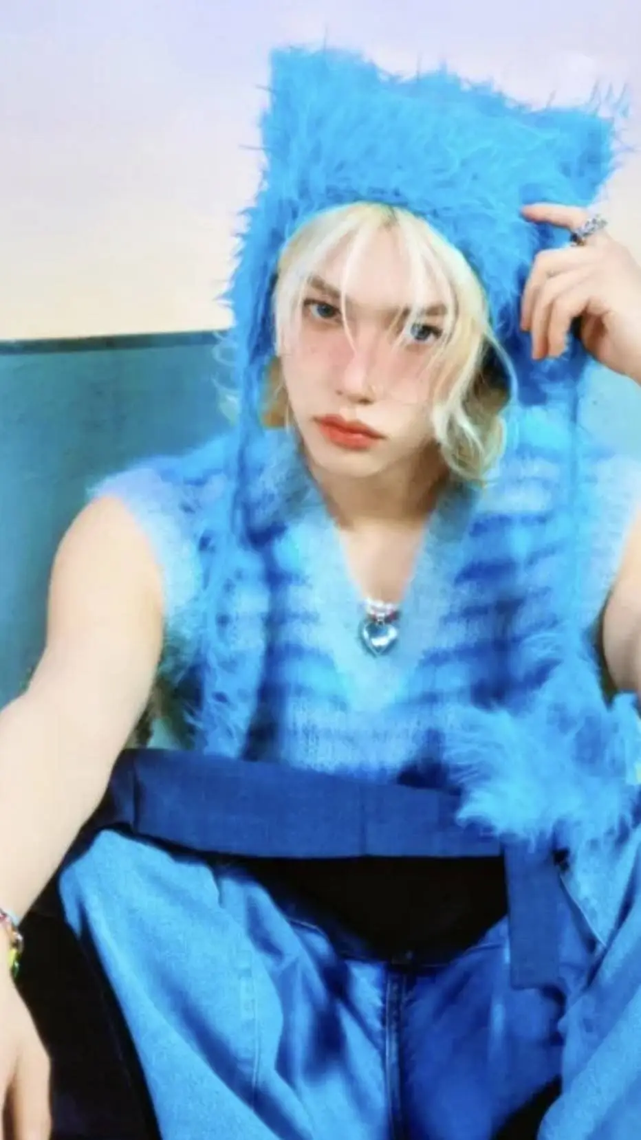 ai character: Lee felix  background