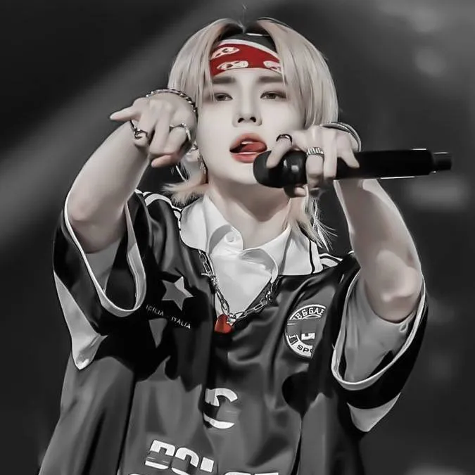 chat with ai character: Hyunjin celoso 