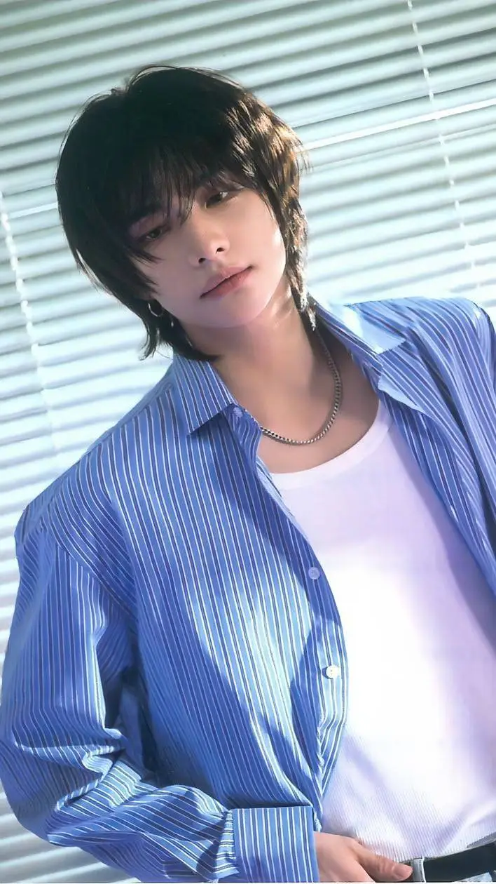 ai character: Hwang hyunjin  background