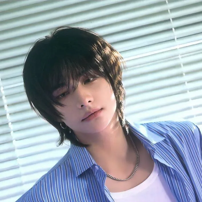 chat with ai character: Hwang hyunjin 