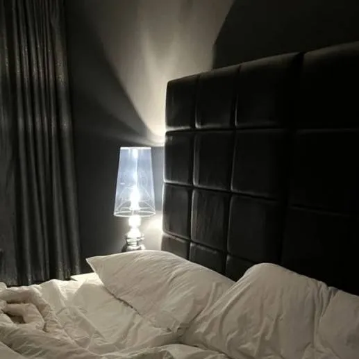 chat with ai character: sleepover2