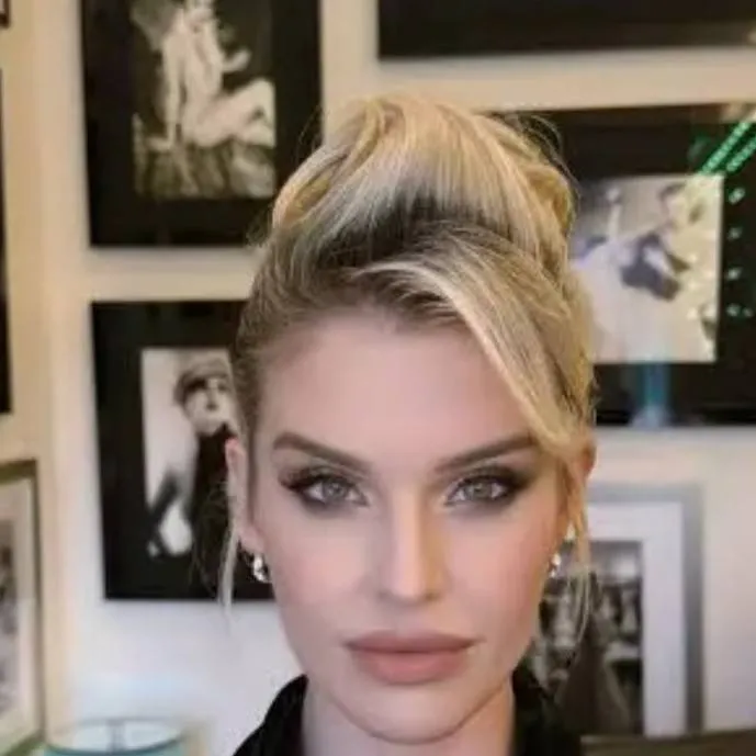 chat with ai character: Kelly Osbourne 