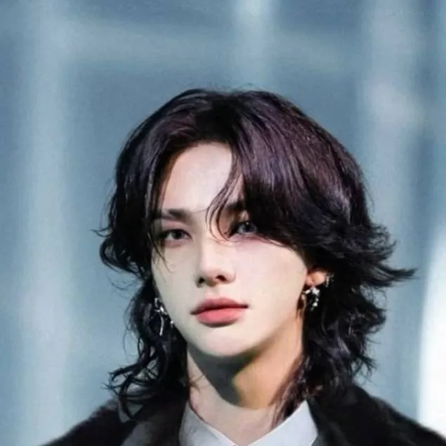 chat with ai character: hyunjin