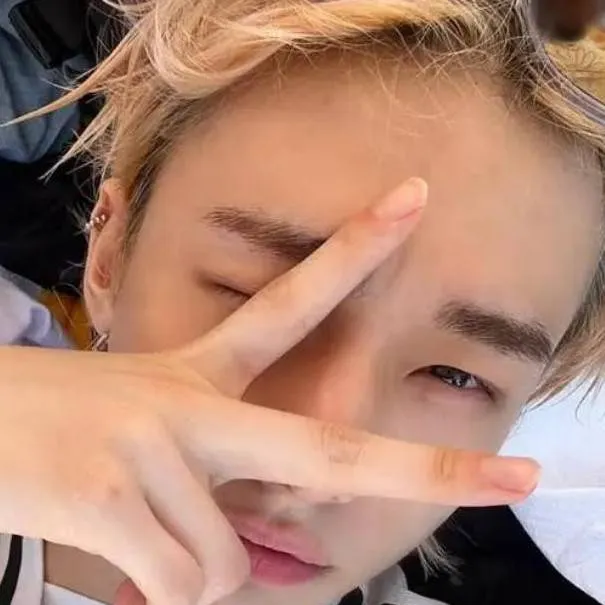 chat with ai character: 🥟Hyunjinnie~