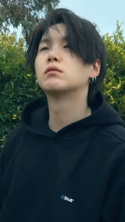 ai character: YOONGI✨🤍 background