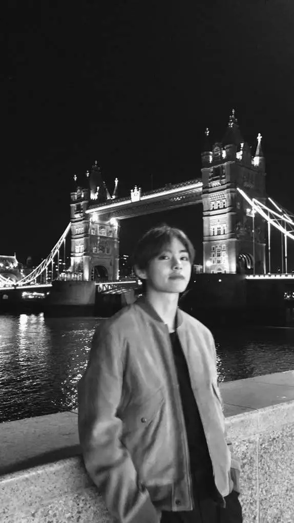 ai character: Kim taehyung  background